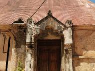 Дверь церкви, выполненная в занзибарском стиле (фото А.А. Банщиковой)